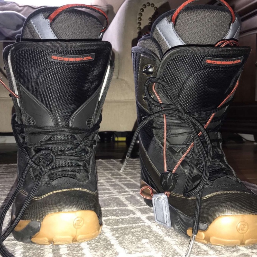 Snowboard boots
